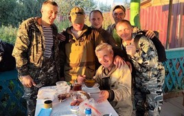 Г. С. Лемещенко с поисковой командой в кафе &laquo;Эльдорадо&raquo;